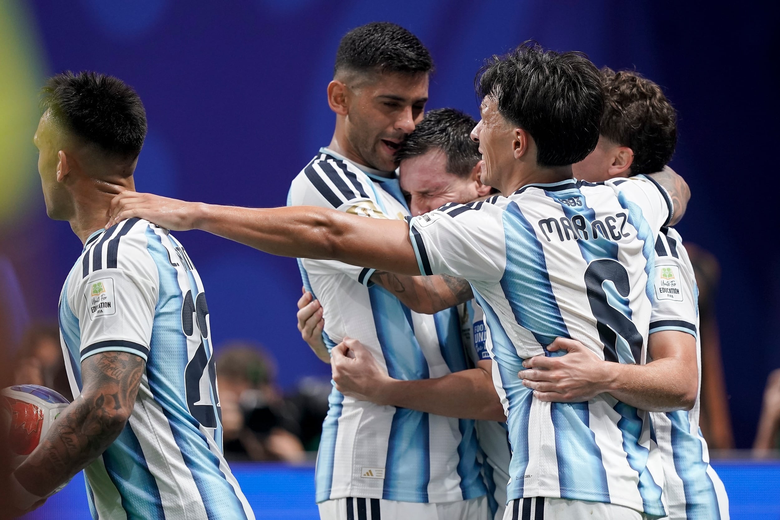 El emotivo abrazo que emocionó a Messi tras el pase a cuartos