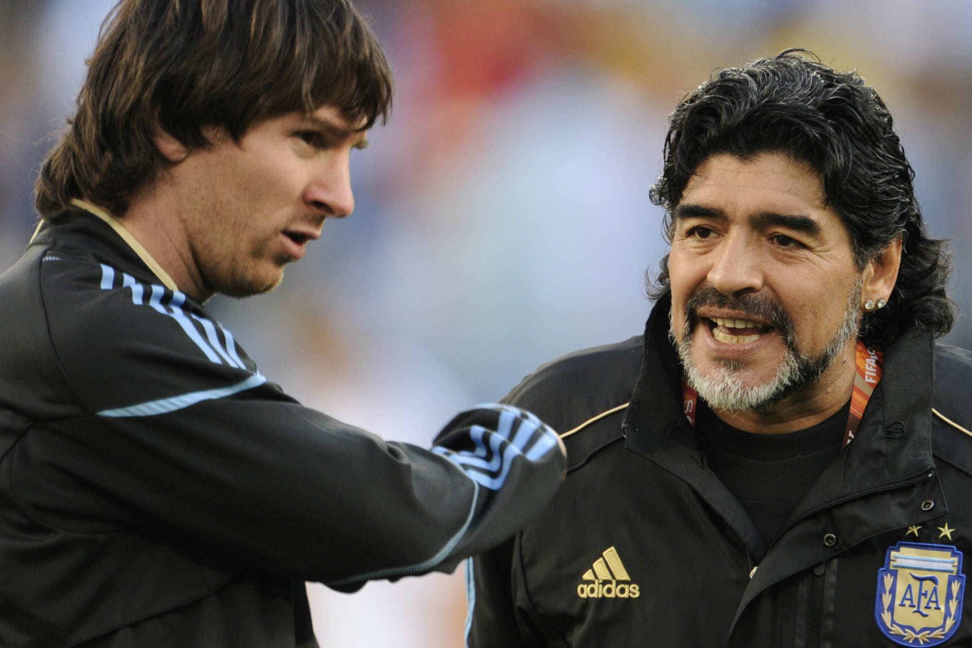 Messi y Maradona en la previa de uno de los partidos del Mundial 2010