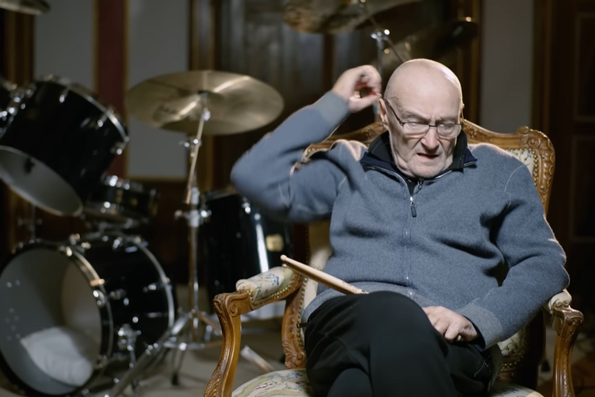 Phil Collins revela su batalla contra las adicciones y cómo casi pierde la vida