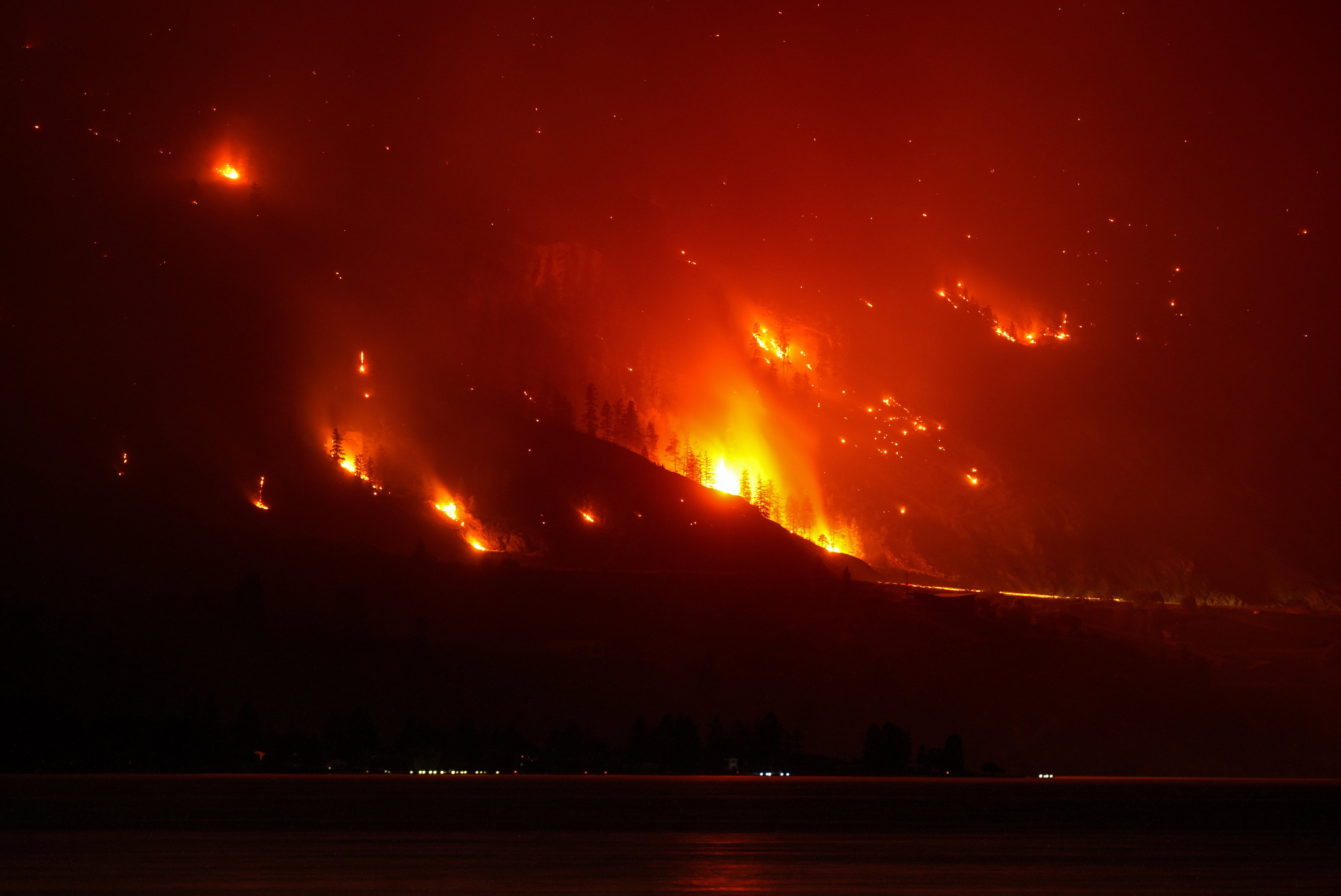 El feroz incendio en Canadá fuerza la evacuación de miles en Columbia Británica