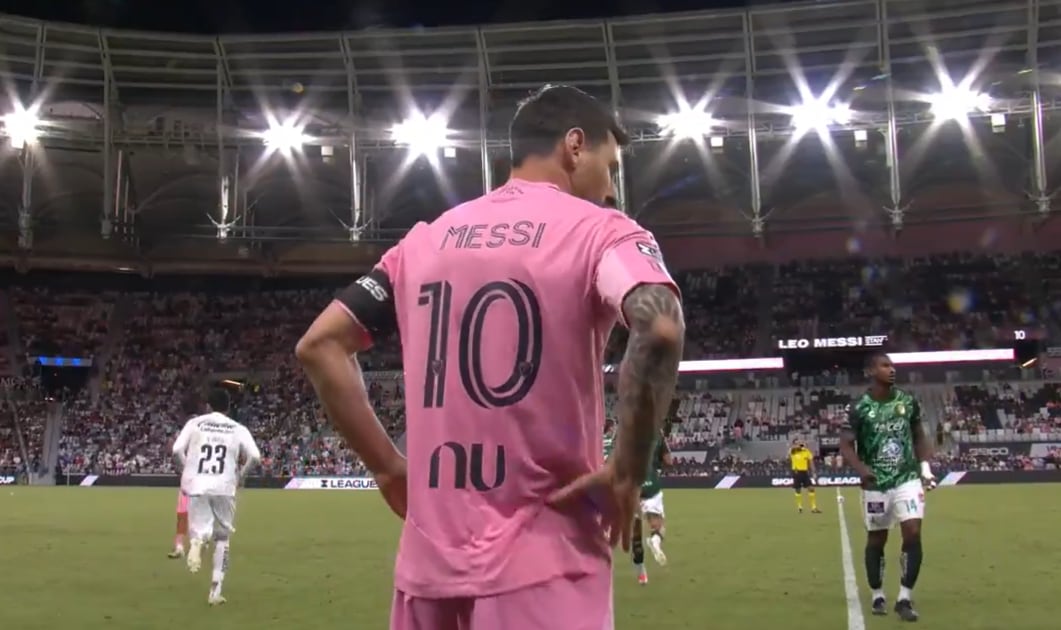 Messi emociona en su regreso al campo de juego