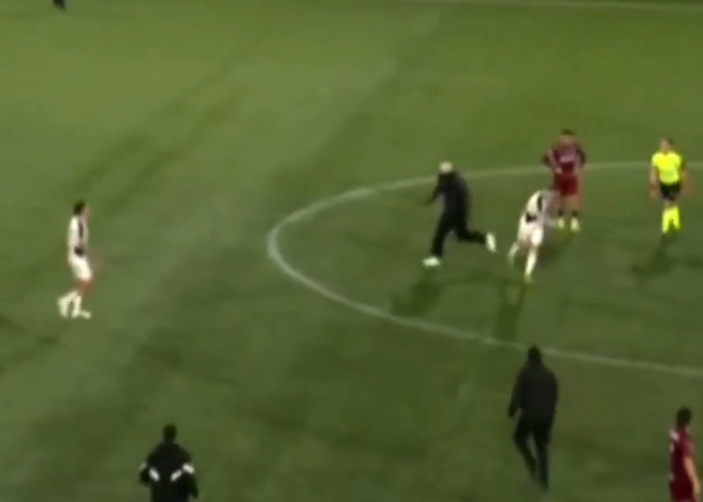 Hinchas de Danubio invadieron la cancha y agredieron a los jugadores