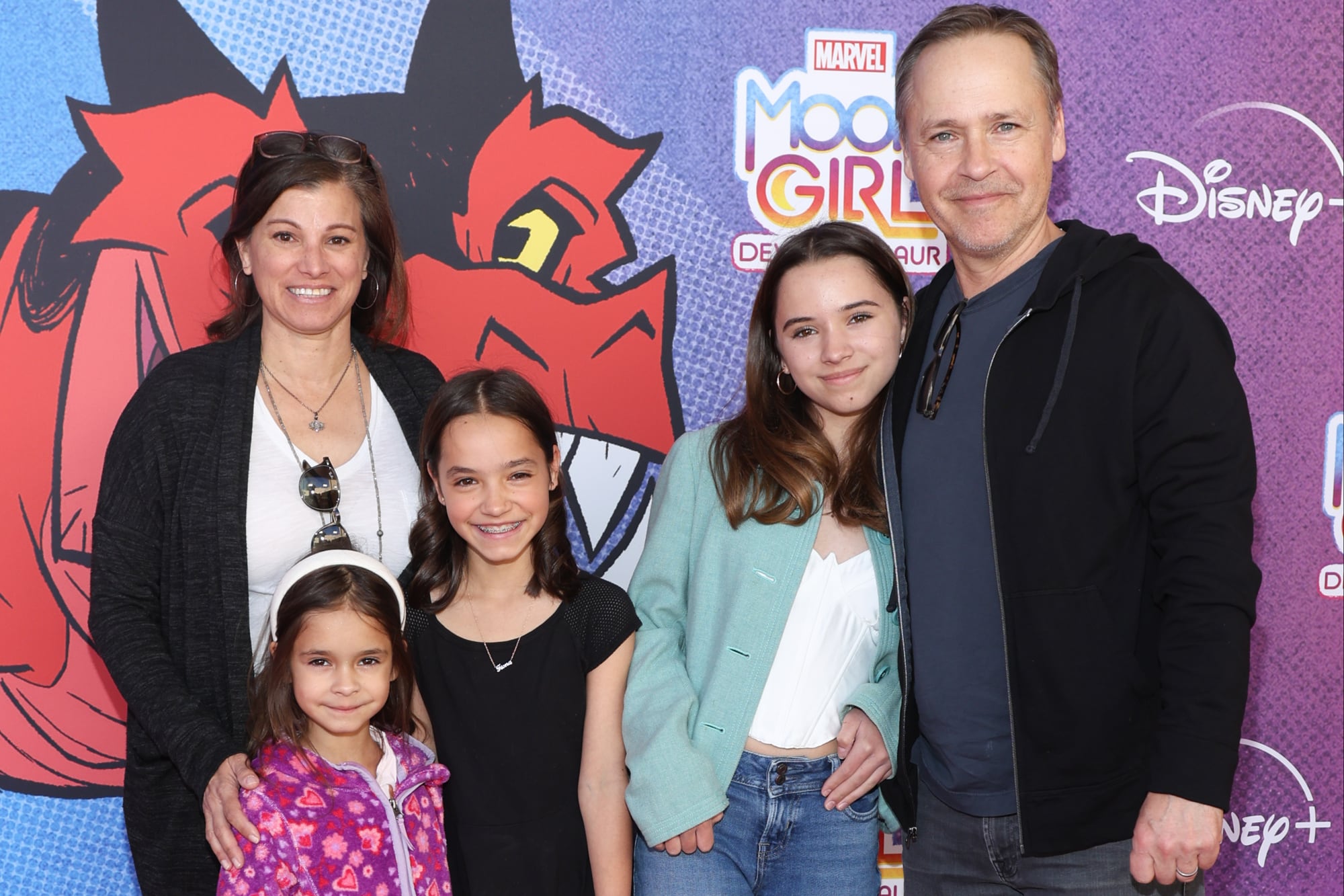 Chad Lowe y Kim Painter junto a sus hijas Nixie, Fiona y Mabel en 2023